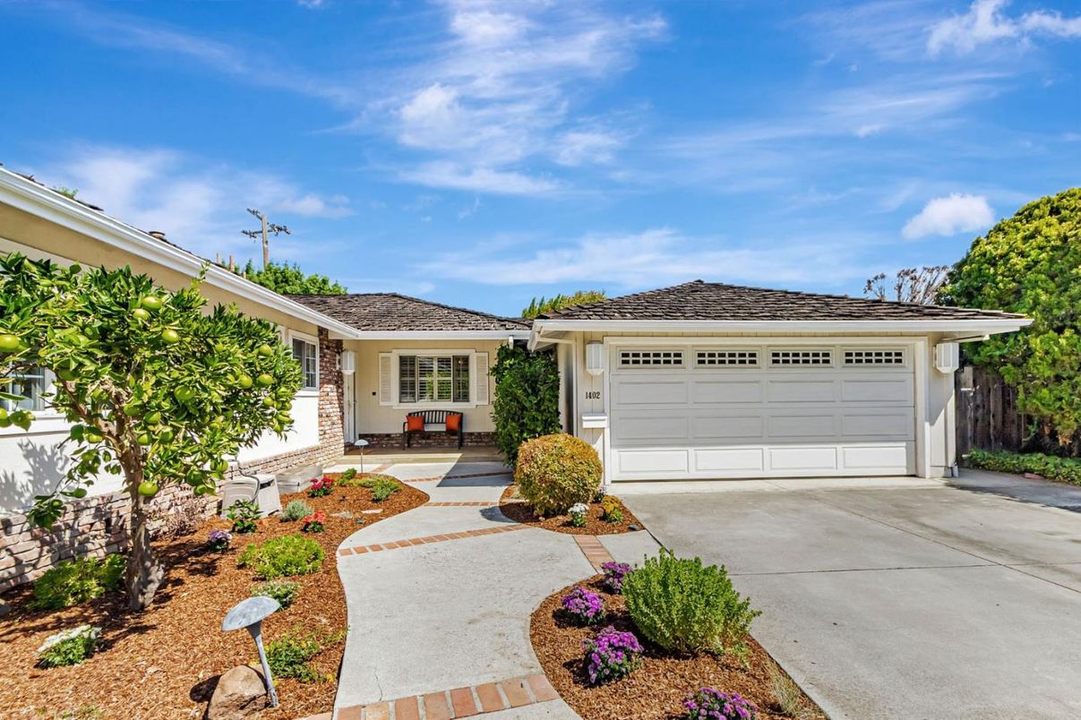 Attached, Exterior, Facade, Ranch