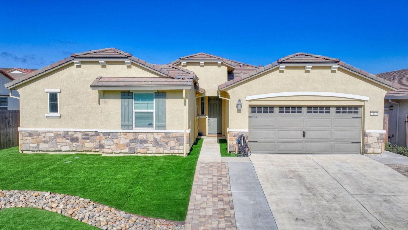 Attached, Exterior, Facade, Mediterranean