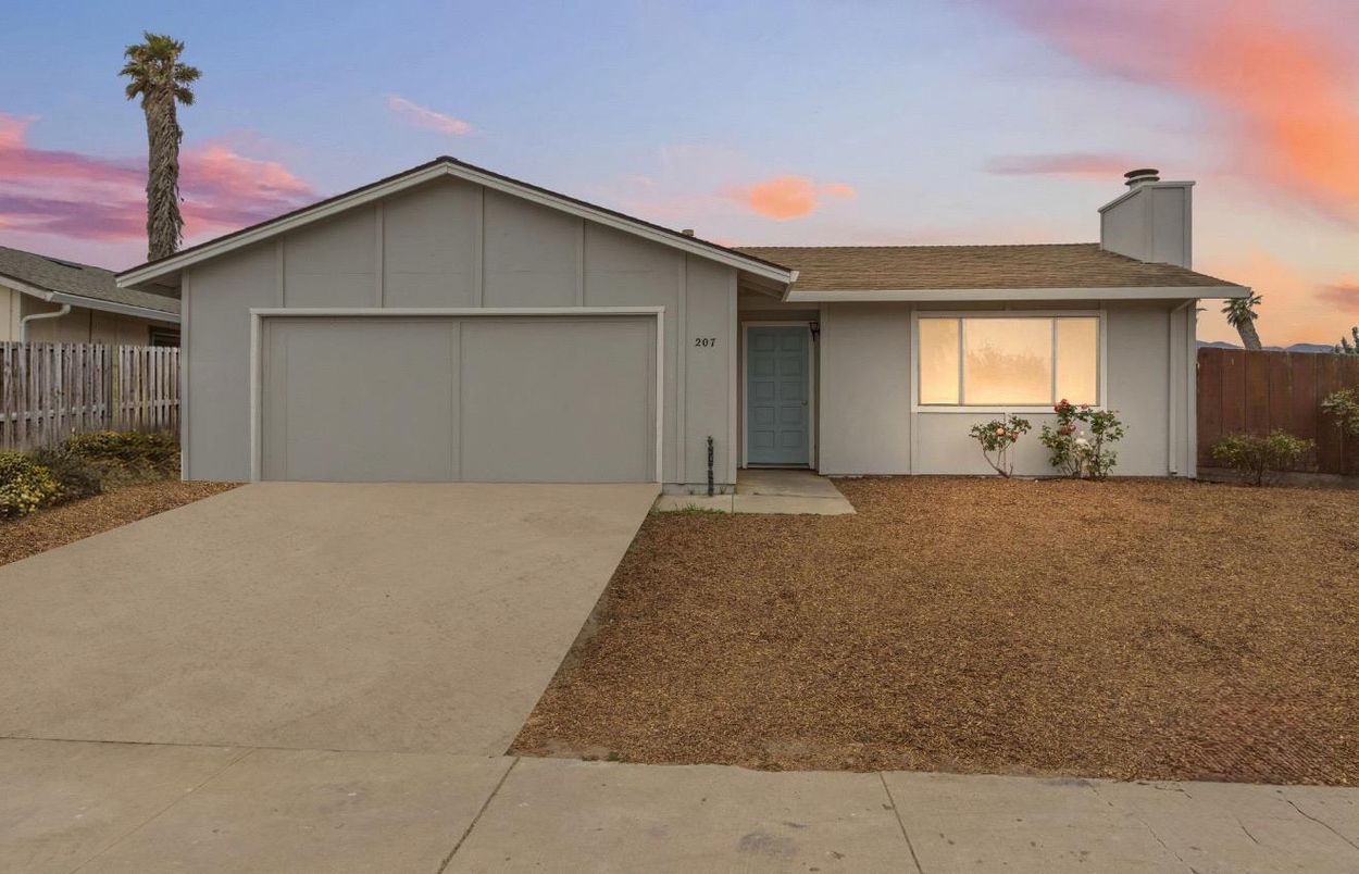 Attached, Exterior, Facade, Ranch