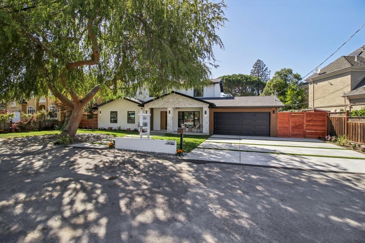Attached, Exterior, Facade, Ranch