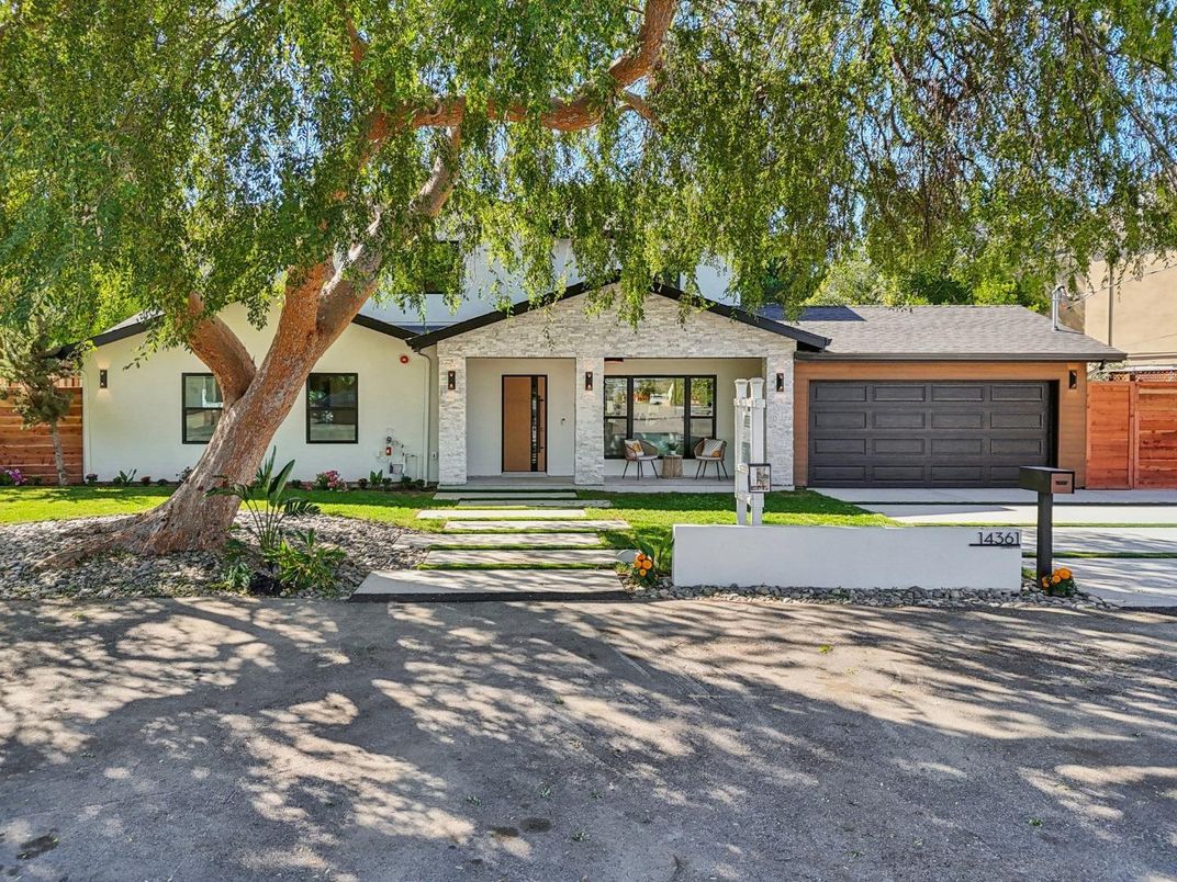 Attached, Exterior, Facade, Ranch