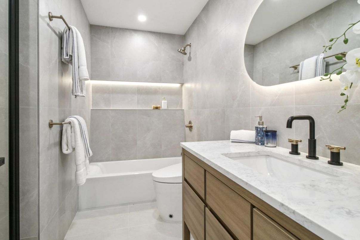 Bathroom, Interior, Recessed Lighting