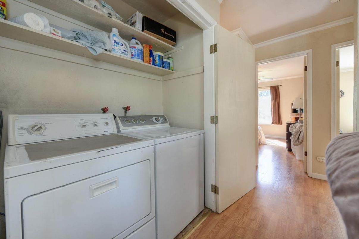 Interior, Utility Closets, Washer, Wood Texture Flooring