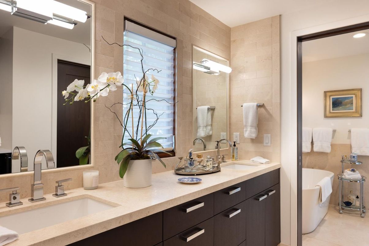 Bathroom, Dual Sink Vanities, Interior, Recessed Lighting