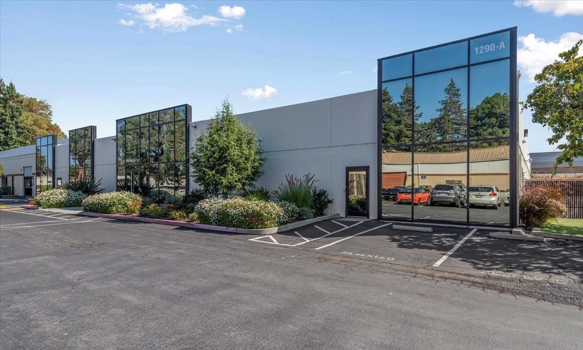 Exterior, Facade, Modern