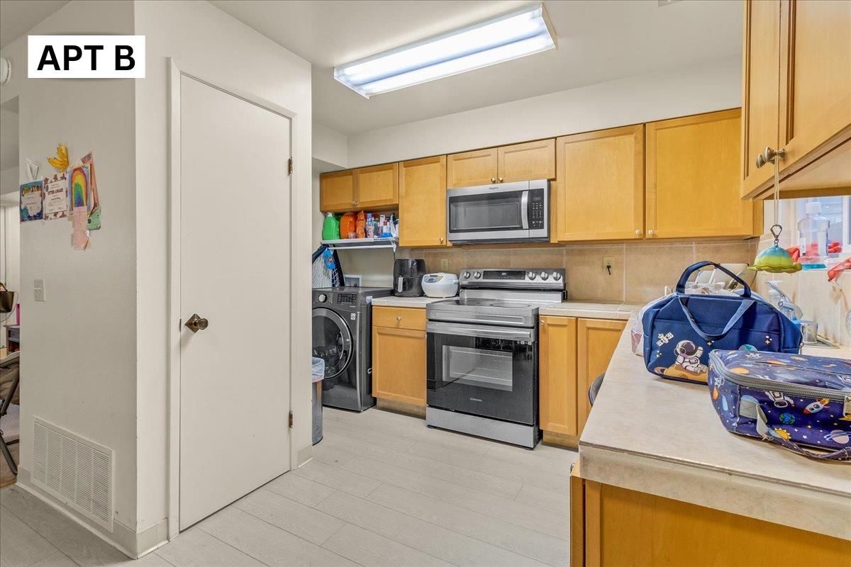 Interior, Kitchen, Washer, Wood Texture Flooring