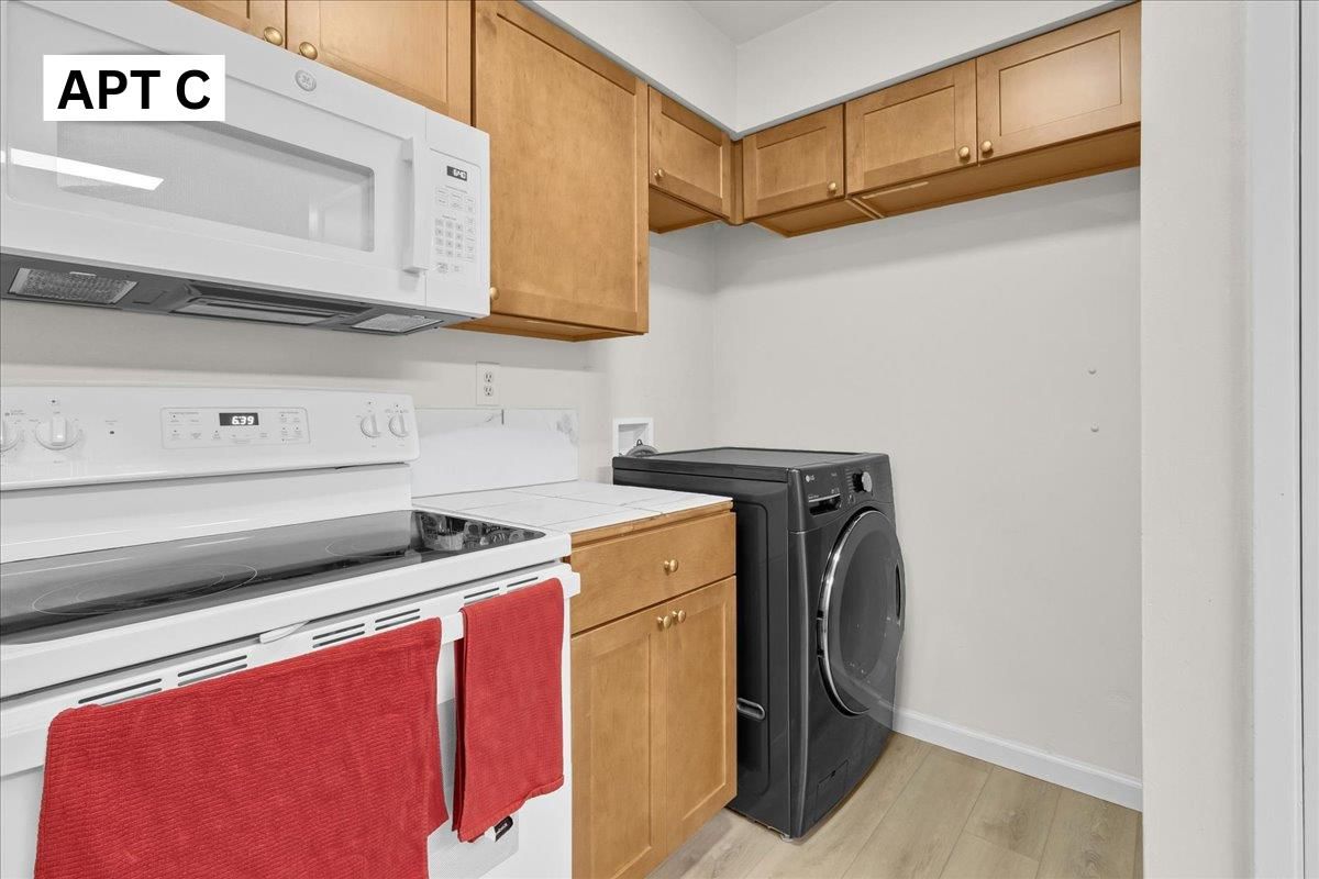 Interior, Washer, Wood Texture Flooring