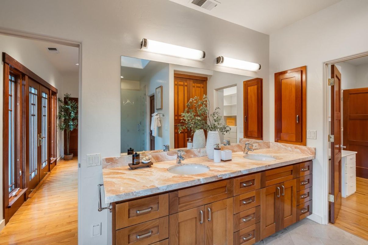 Interior, Recessed Lighting, Walk-in Closets, Wood Texture Flooring