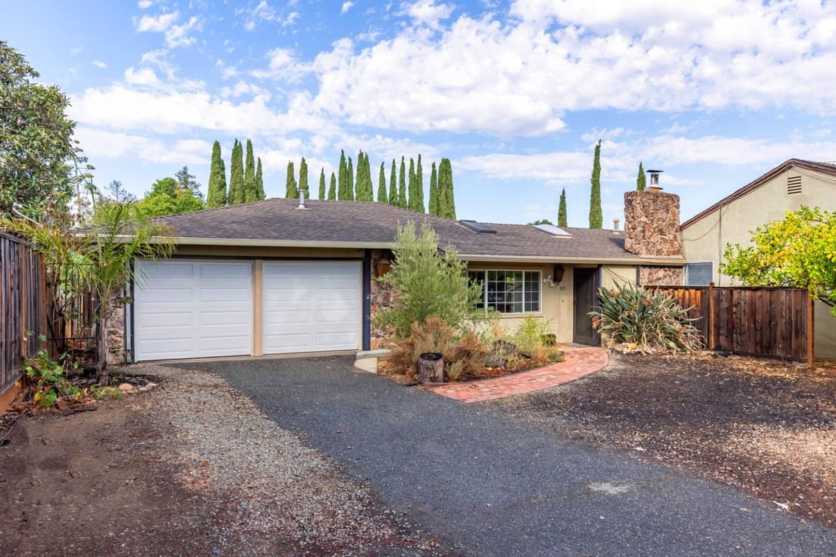Attached, Exterior, Facade, Ranch