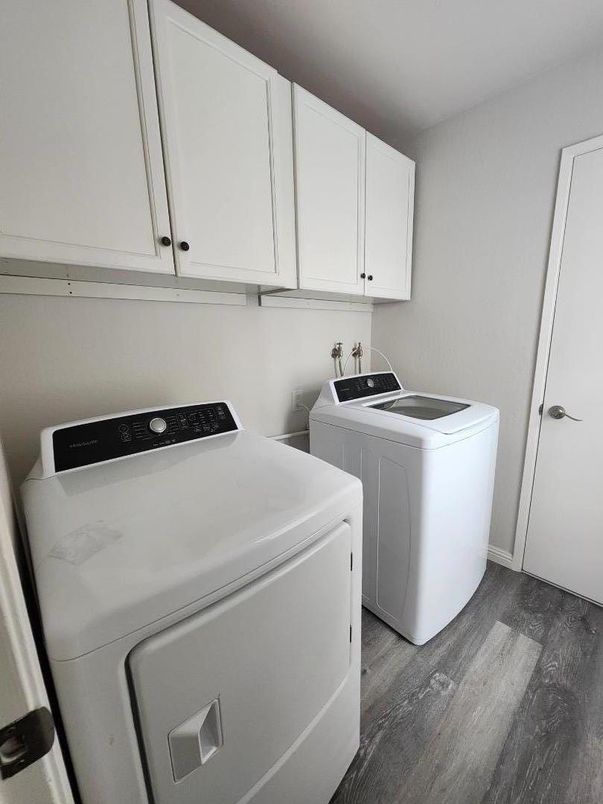 Interior, Washer, Wood Texture Flooring