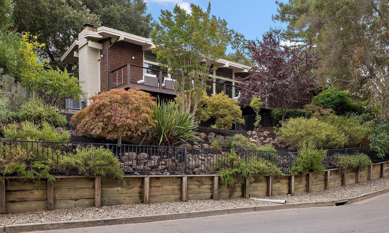 Attached, Exterior, Facade, Modern