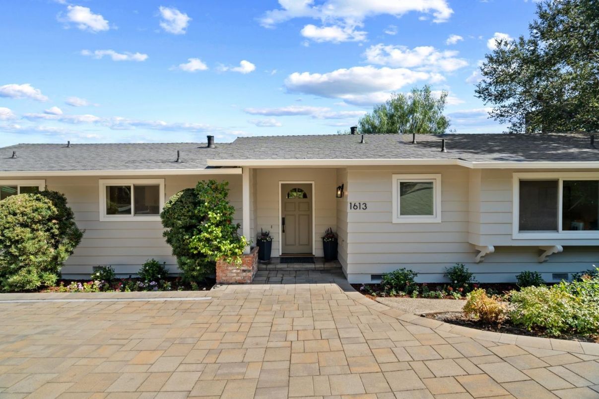 Exterior, Facade, Ranch