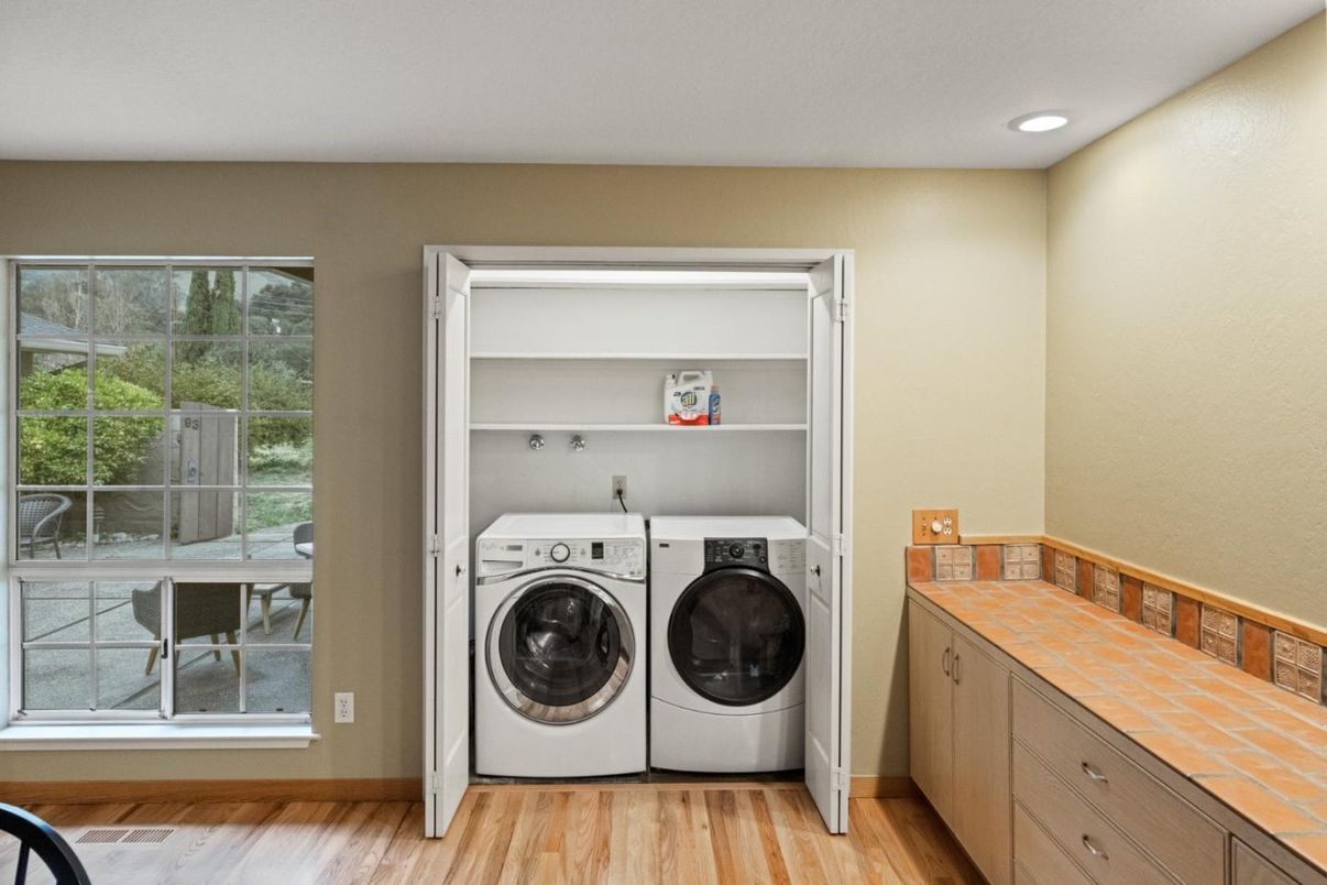 Interior, Recessed Lighting, Washer, Wood Texture Flooring