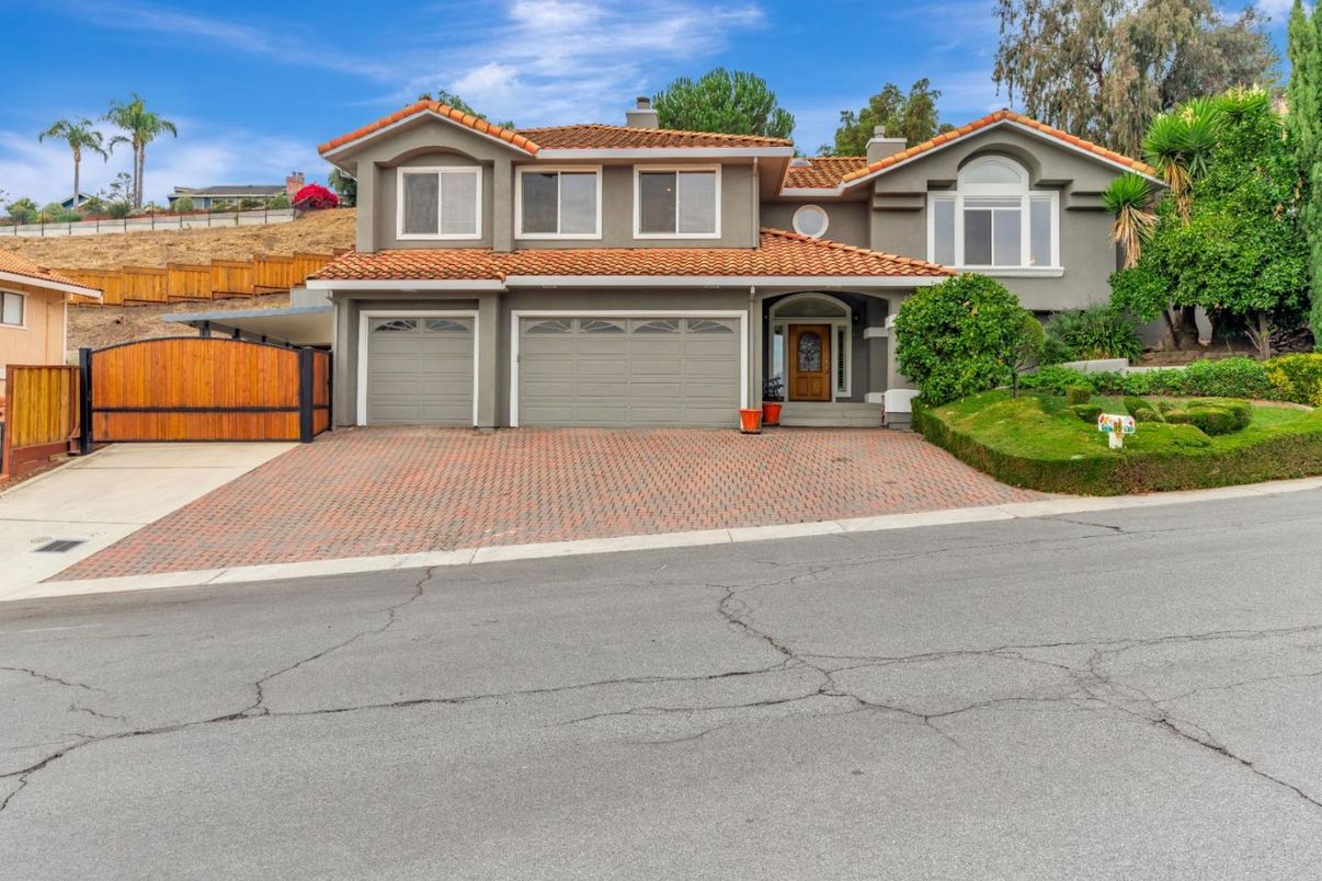 Attached, Exterior, Facade, Mediterranean