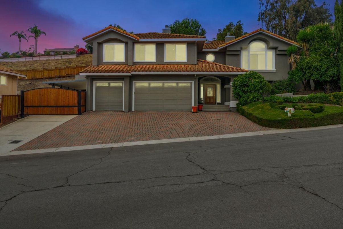 Attached, Exterior, Facade, Mediterranean