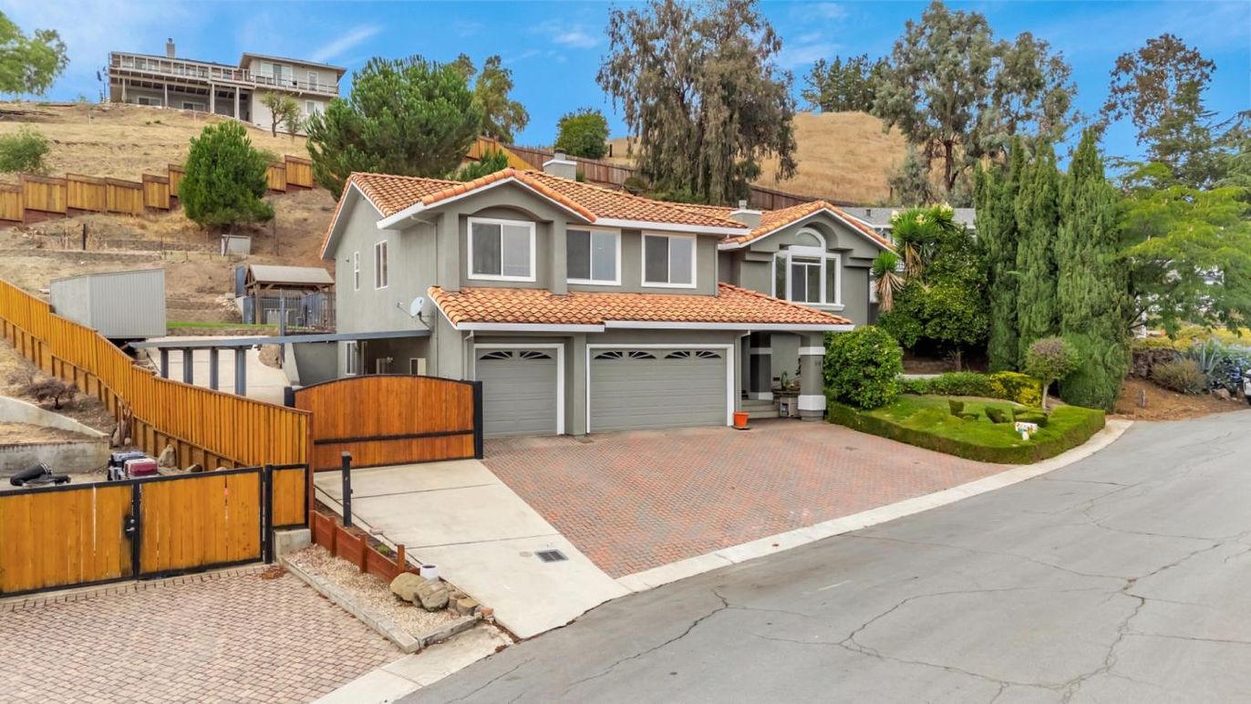 Attached, Exterior, Facade, Mediterranean