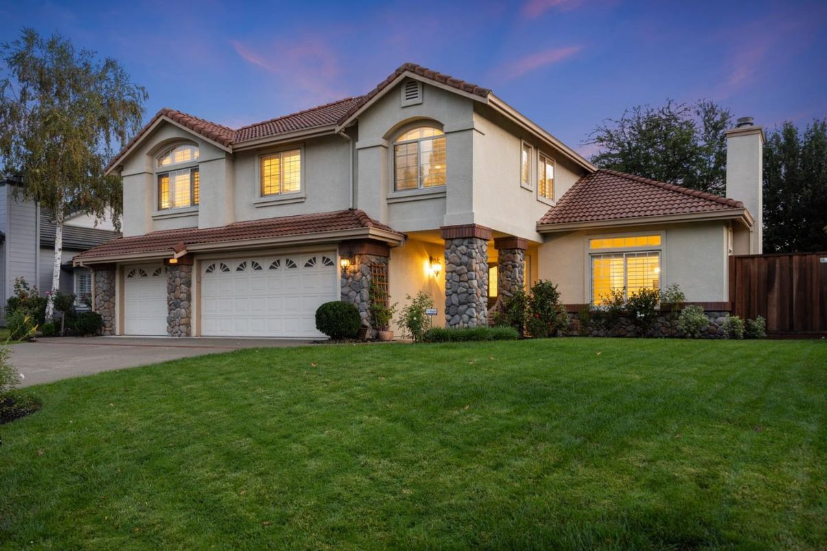 Attached, Exterior, Facade, Mediterranean