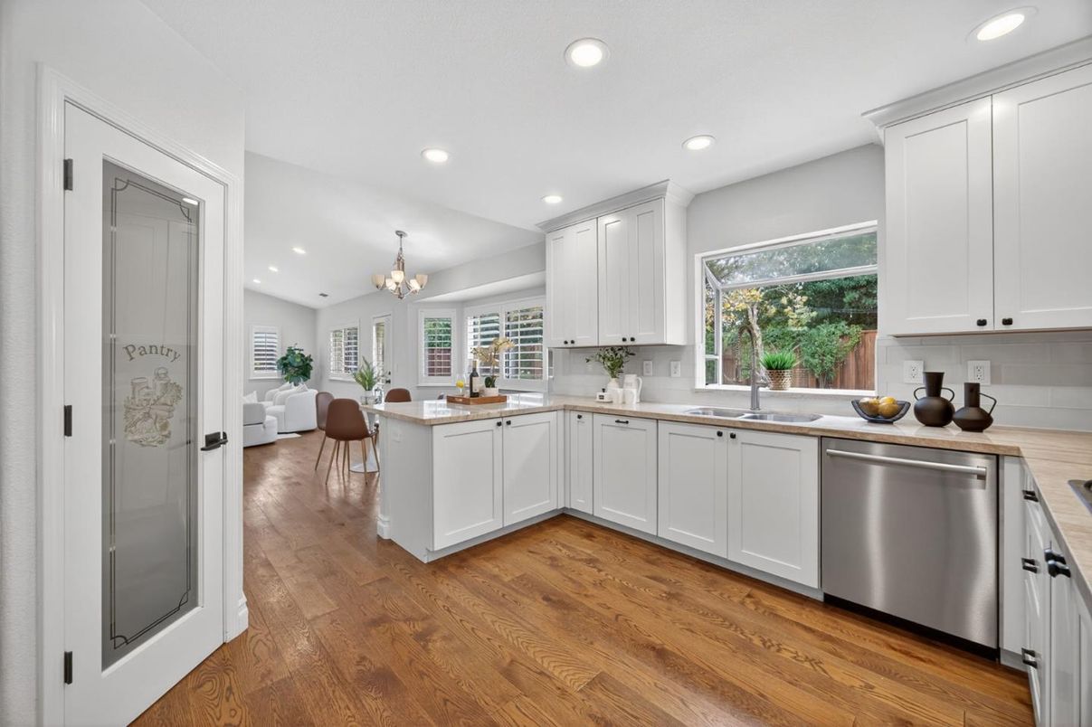 Chandelier, Dining room, Interior, Kitchen, Recessed Lighting, Stainless Steel Appliances, Wood Texture Flooring