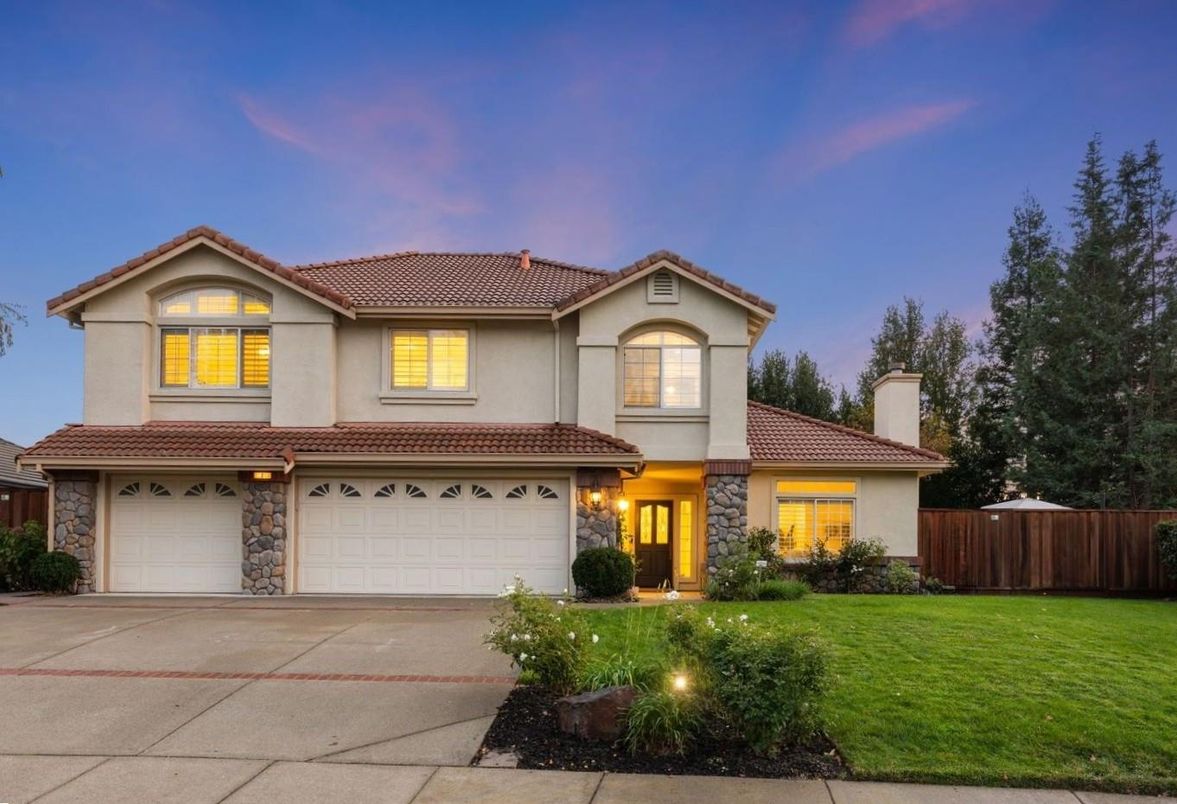 Attached, Exterior, Facade, Mediterranean