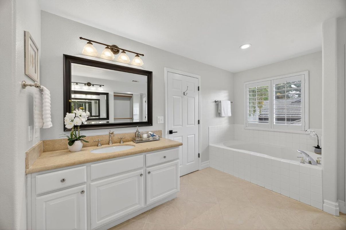 Bathroom, Dual Sink Vanities, Interior, Recessed Lighting