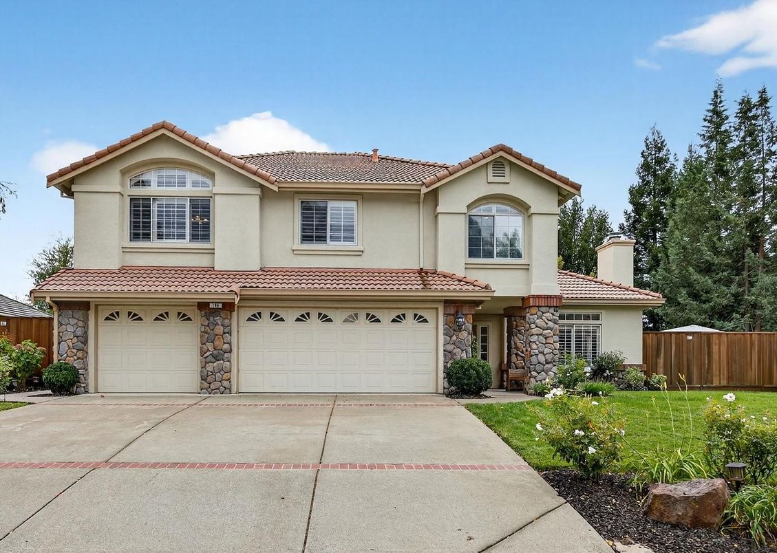 Attached, Exterior, Facade, Mediterranean