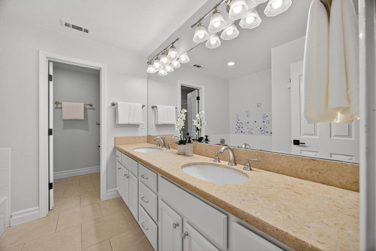 Bathroom, Dual Sink Vanities, Interior, Recessed Lighting