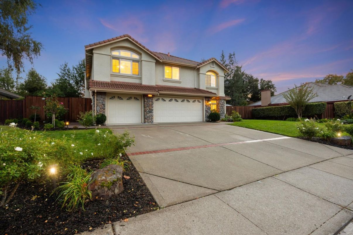 Attached, Exterior, Facade, Mediterranean