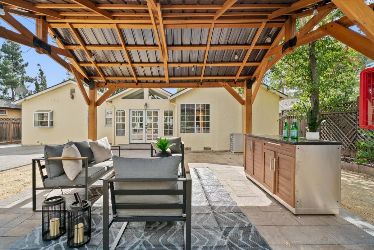 Exterior, Outdoor Kitchen
