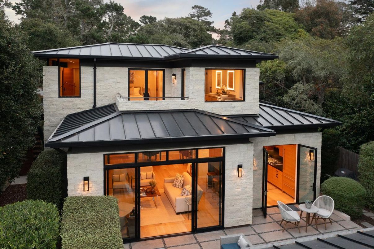 Exterior, Facade, Modern