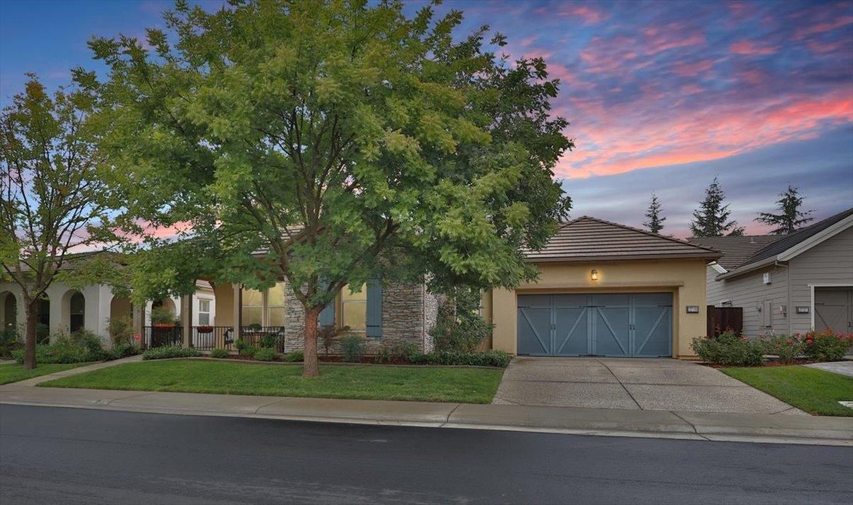 Attached, Exterior, Facade, Ranch