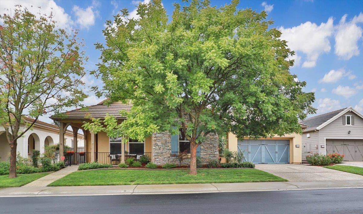 Attached, Exterior, Facade, Ranch