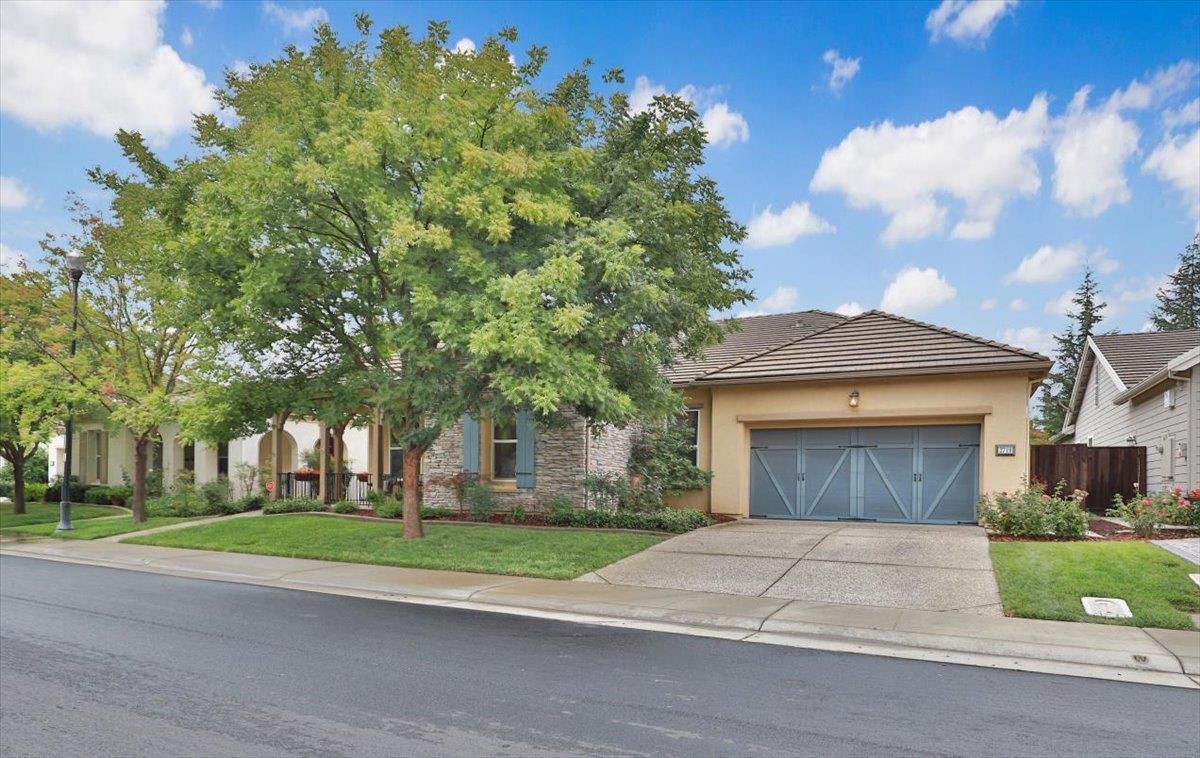 Attached, Exterior, Facade, Ranch