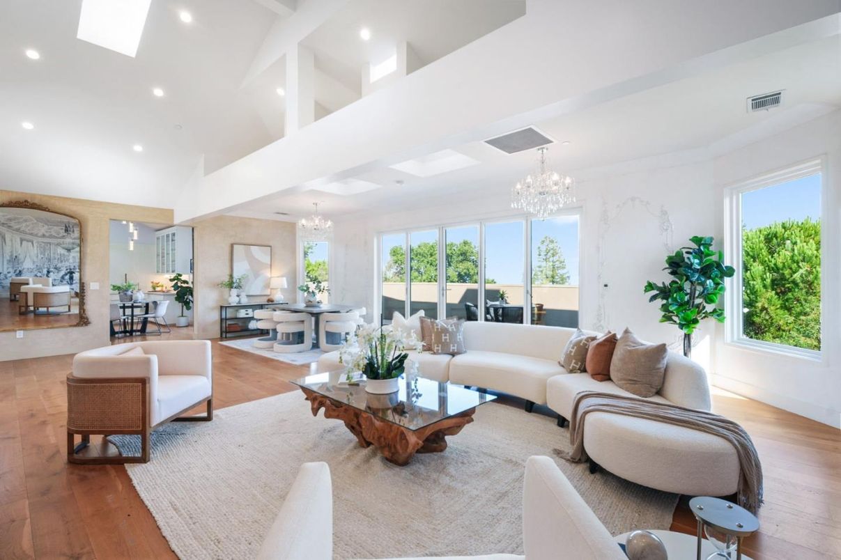 Chandelier, Dining room, Interior, Living room, Recessed Lighting, Wood Texture Flooring