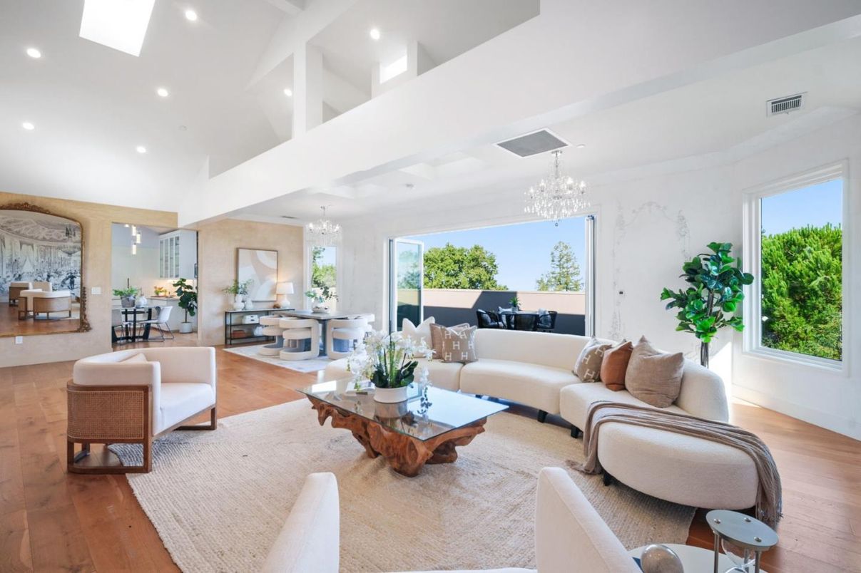 Chandelier, Dining room, Interior, Living room, Recessed Lighting, Wood Texture Flooring