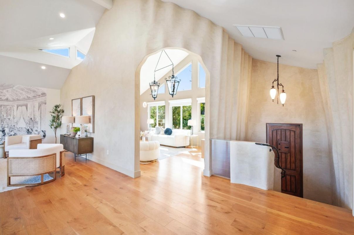 Interior, Pendant Lights, Recessed Lighting, Wood Texture Flooring