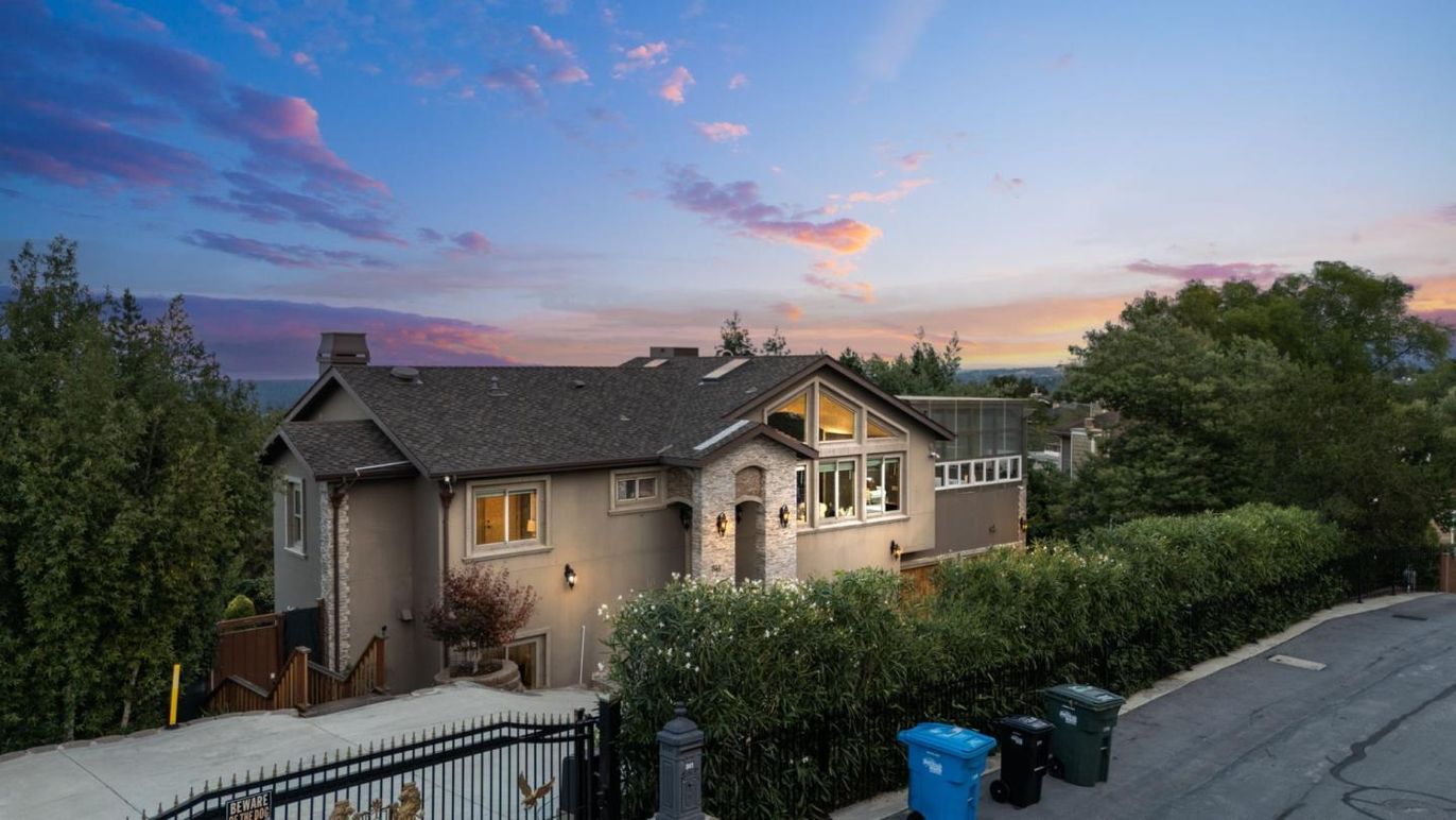 Exterior, Facade, Queen Anne Victorian