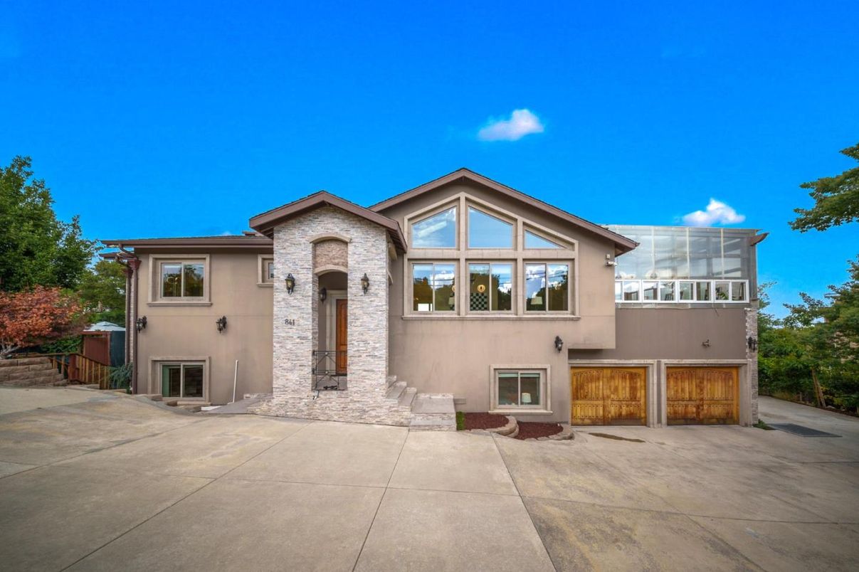 Exterior, Facade, Modern