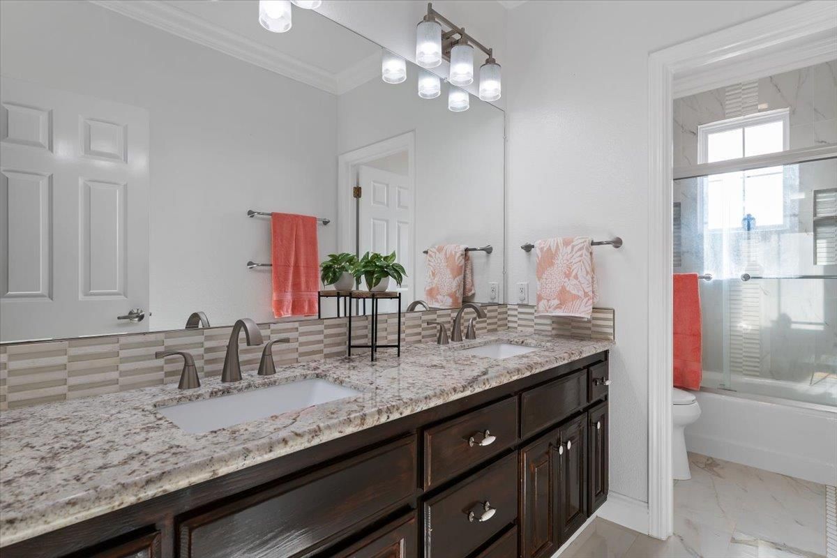 Bathroom, Dual Sink Vanities, Interior