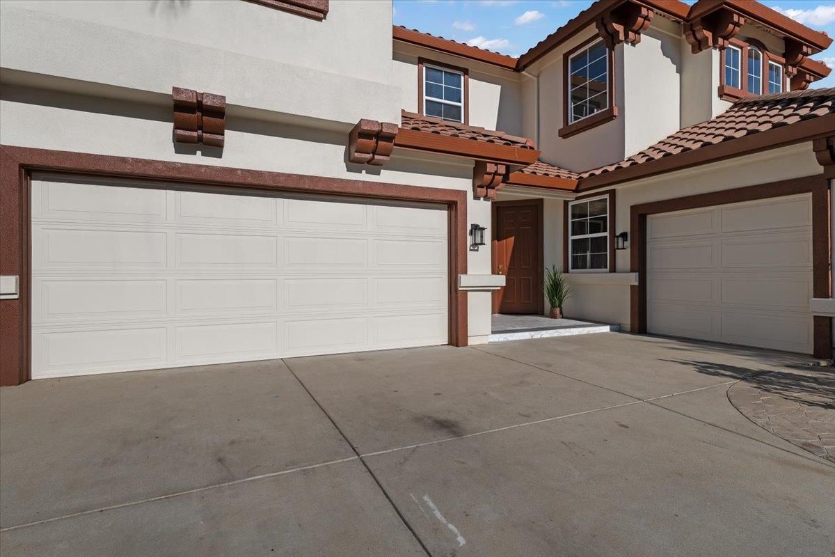 Attached, Exterior, Facade, Mediterranean