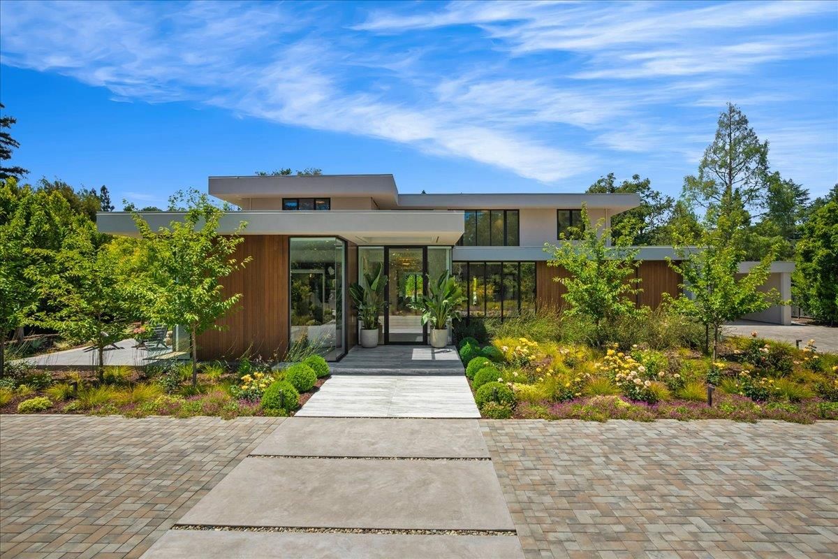 Exterior, Facade, Modern