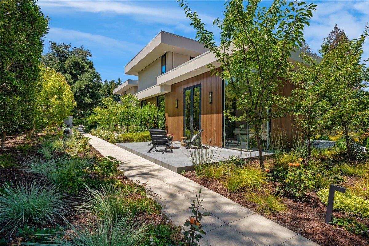 Exterior, Facade, Modern