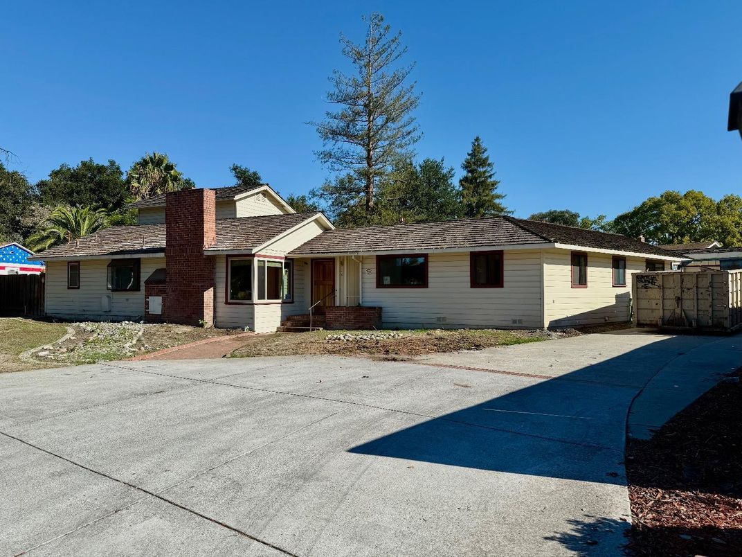Exterior, Facade, Ranch