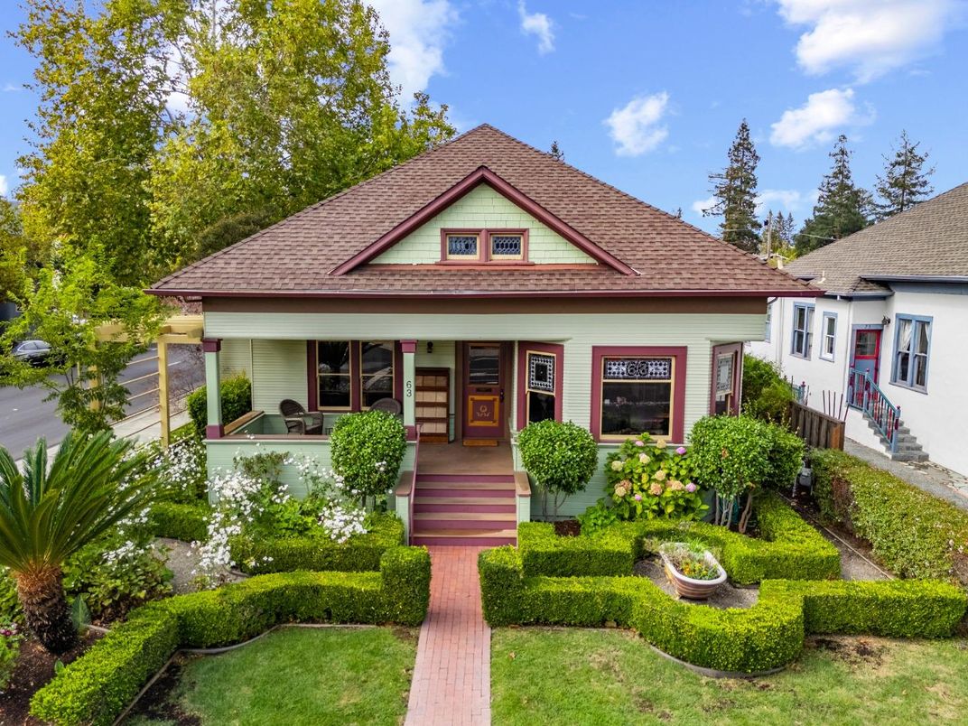 Exterior, Facade, Queen Anne Victorian