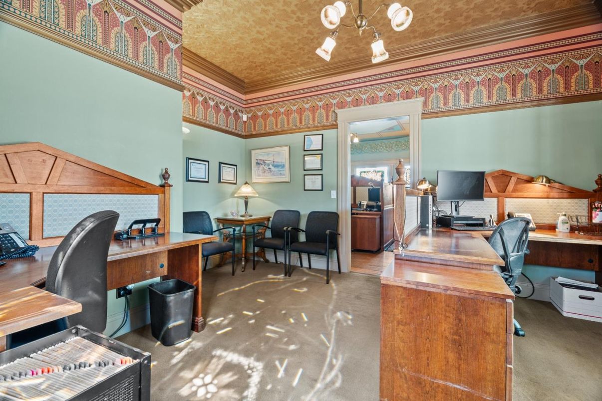 Home Office, Interior