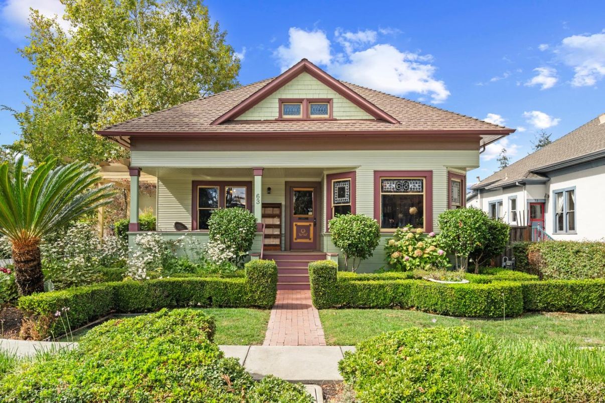 Exterior, Facade, Queen Anne Victorian