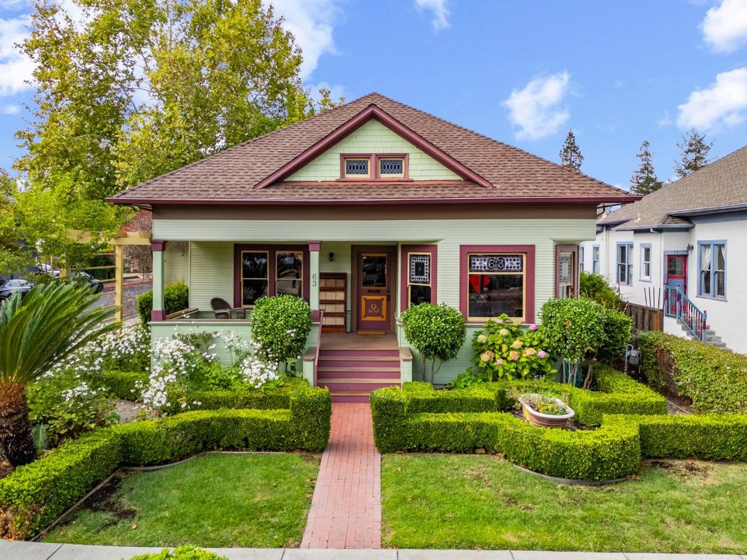 Exterior, Facade, Queen Anne Victorian
