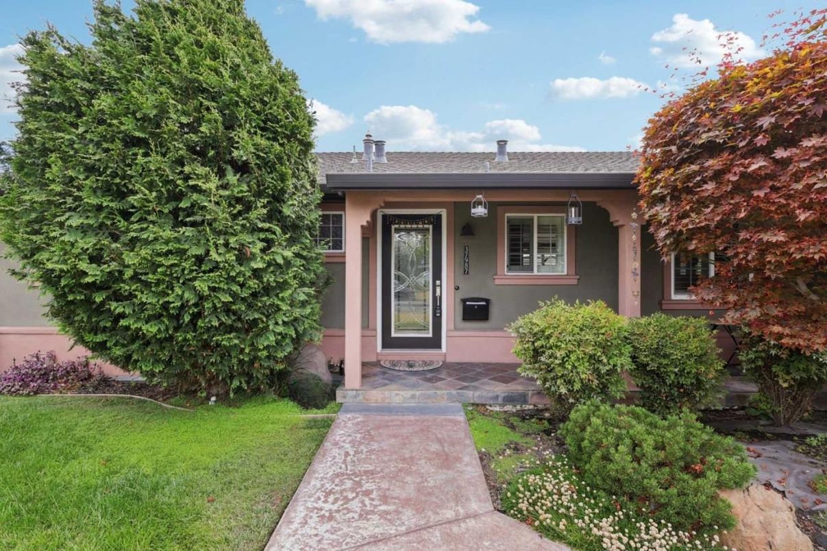 Exterior, Facade, Ranch