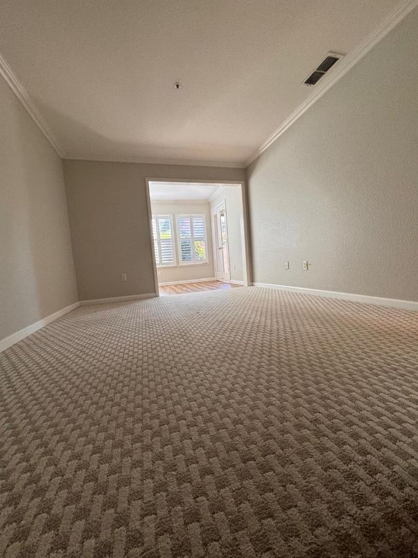 Empty room, Interior