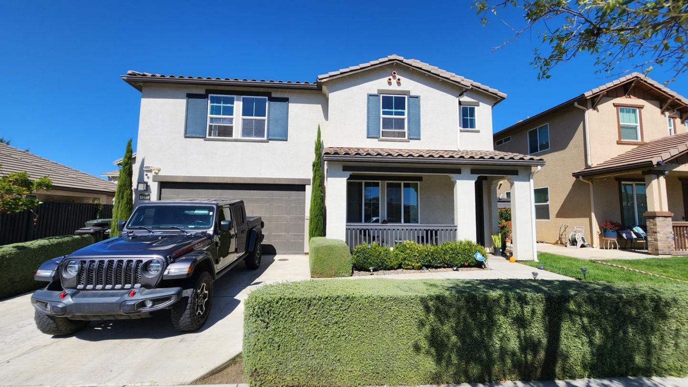 Attached, Exterior, Facade, Mediterranean