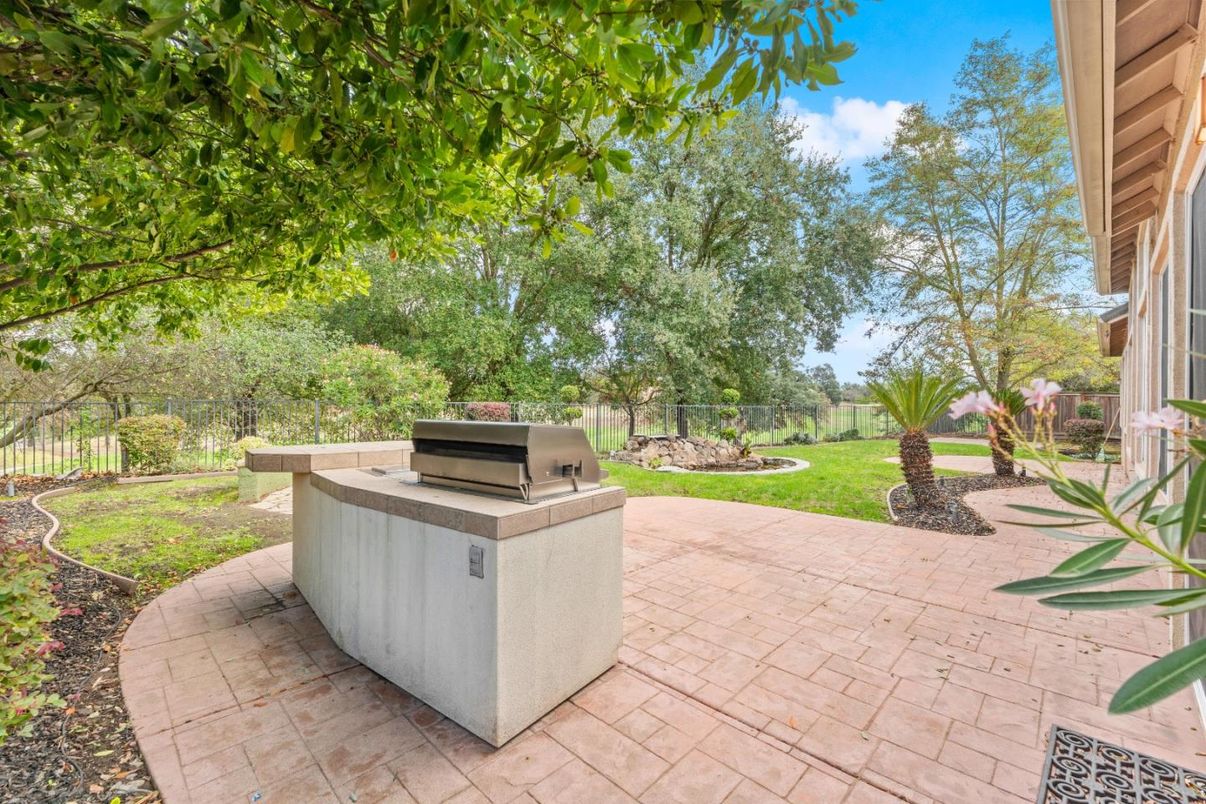Backyard, Exterior, Outdoor Kitchen